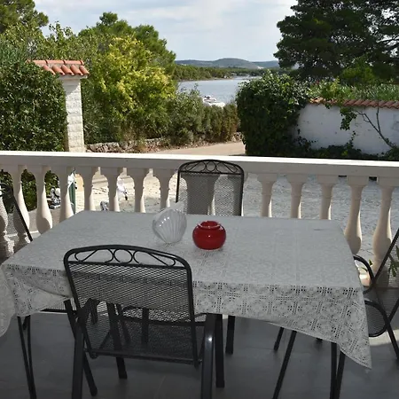 La Familia 希贝尼克