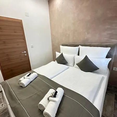 La Familia 希贝尼克