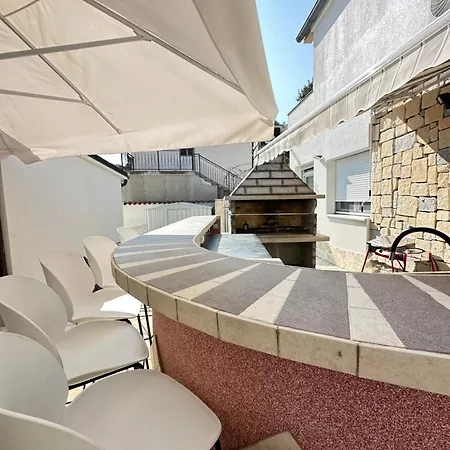 La Familia 希贝尼克