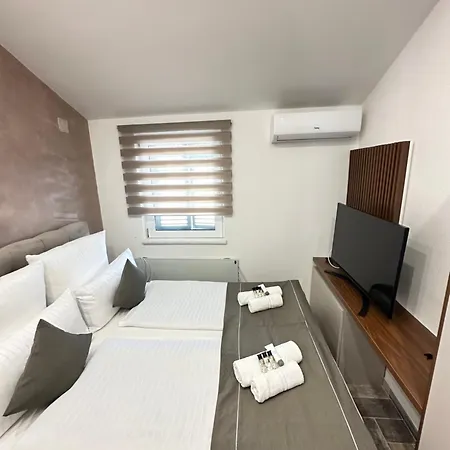 La Familia 希贝尼克